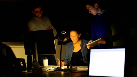 Business-colleagues-discussing-at-desk-in-office-4k