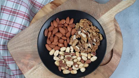 rotación circular un plato con nueces - almendras, nueces y avellanas, vista de arriba