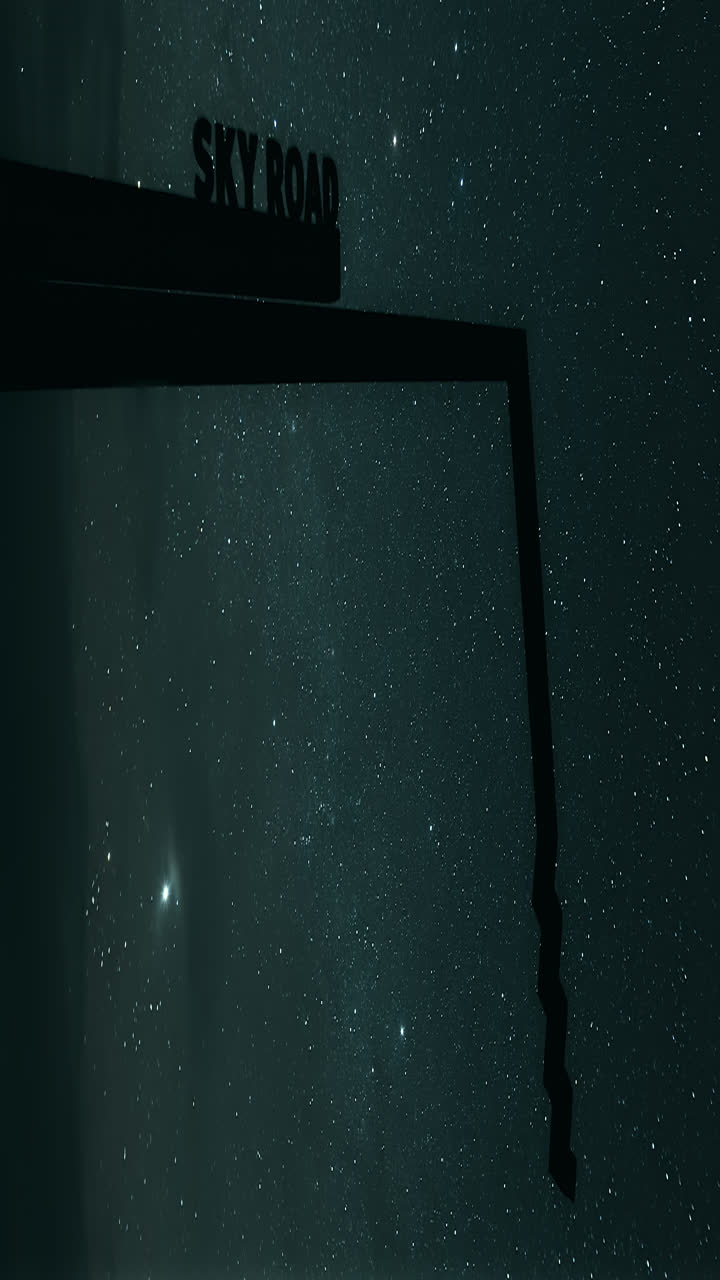 Magnifique timelapse d'étoiles en rotation avec en toile de fond le panneau Sky Road à Connemara, une soif d'exploration cosmique en mouvement. Vidéo verticale.