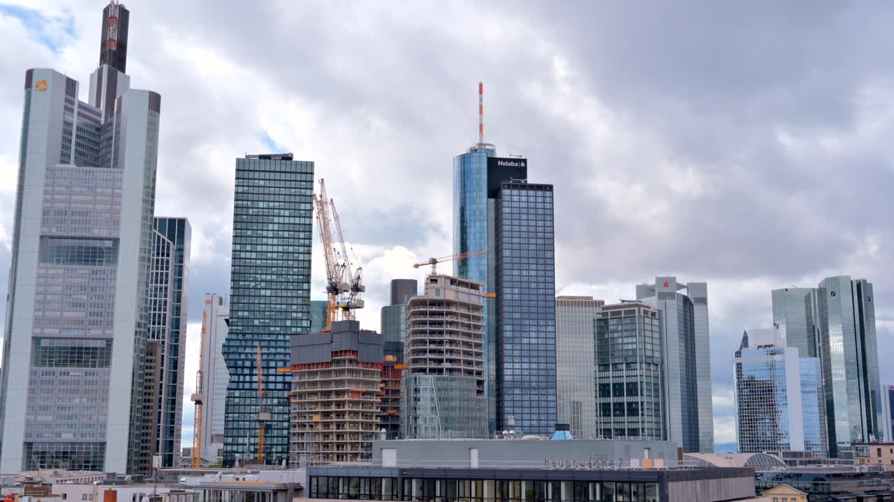 Frankfurt, Duitsland - 13 november 2022: Uitzicht op het Four Frankfurt-wolkenkrabberproject in de stad