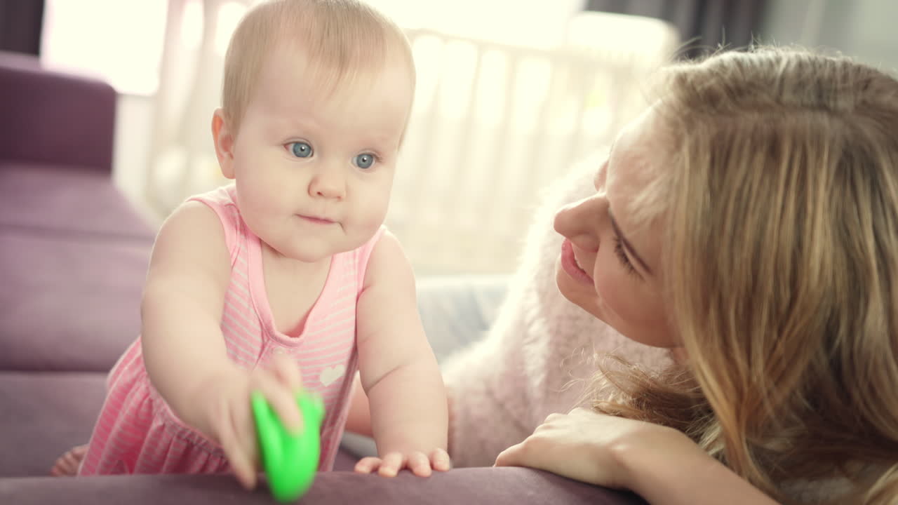 어머니와 함께 놀고 있는 아름다운 아기