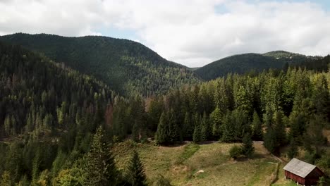 Amazing-scenery-of-the-Romanian-mountain-villages-in-Matisesti-Alba,-Romania