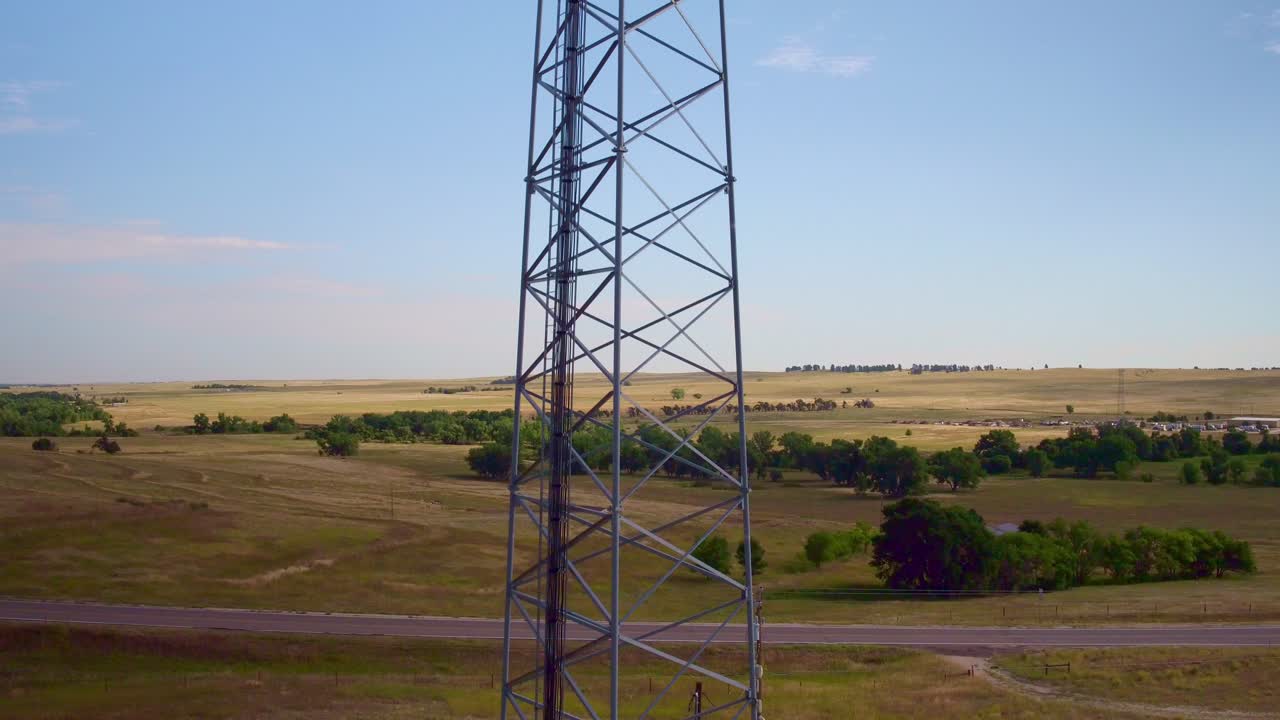 vista de drones de una torre celular con prados en el fondo
