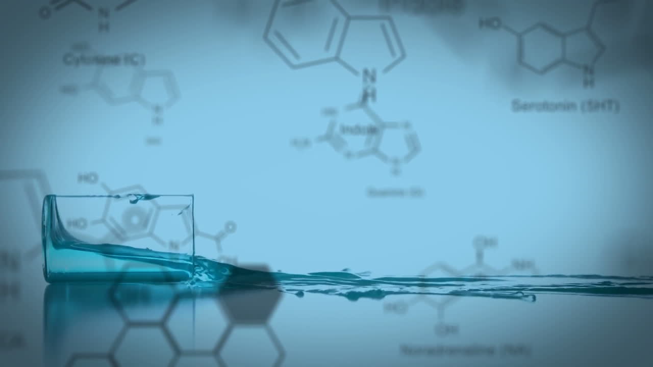 앞면에 있는 화학 화합물의 데이터와 구조 공식과 함께 떨어지는 실험실 컵