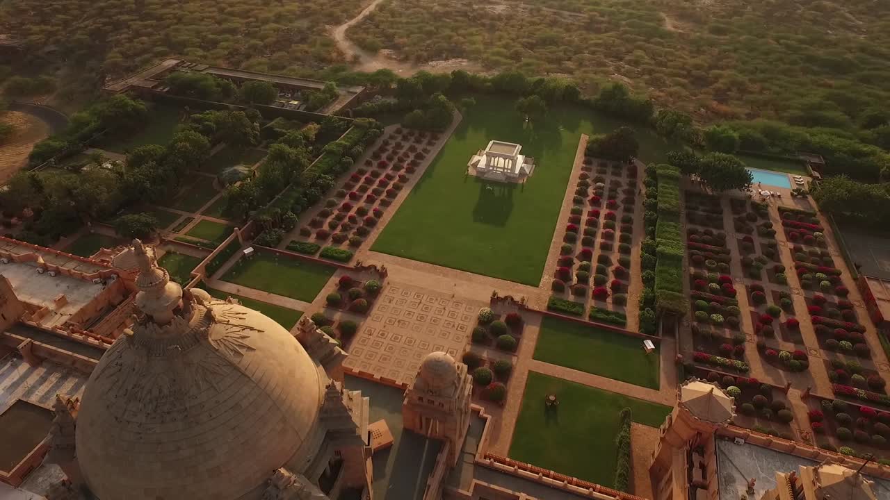 una vista aérea muestra pájaros volando sobre el palacio umaid bhawan en jodhpur india