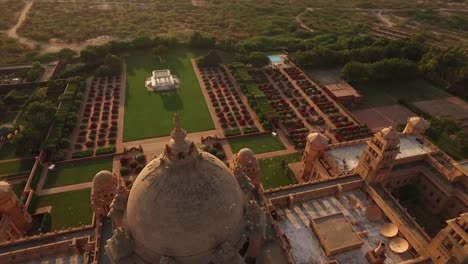 Una-Vista-Aérea-Muestra-Pájaros-Volando-Sobre-El-Palacio-De-Umaid-Bhawan-En-Jodhpur,-India