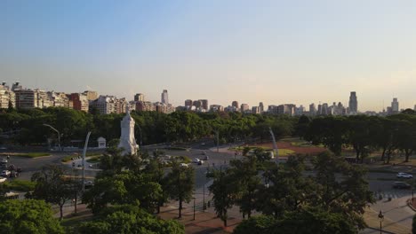 Buenos-Aires,-Palermo,-Stadtlandschaft,-Kreisverkehr,-Verkehr-Und-Palermo-Wald-Bei-Sonnenuntergang,-Goldene-Stunde,-Luftaufnahme,-Rechts-Aufsteigend