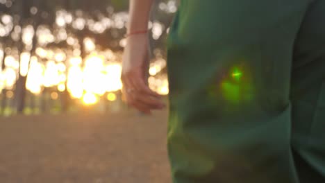 belle femme marchant seule dans la forêt vers le soleil orange de l'après-midi - gros plan