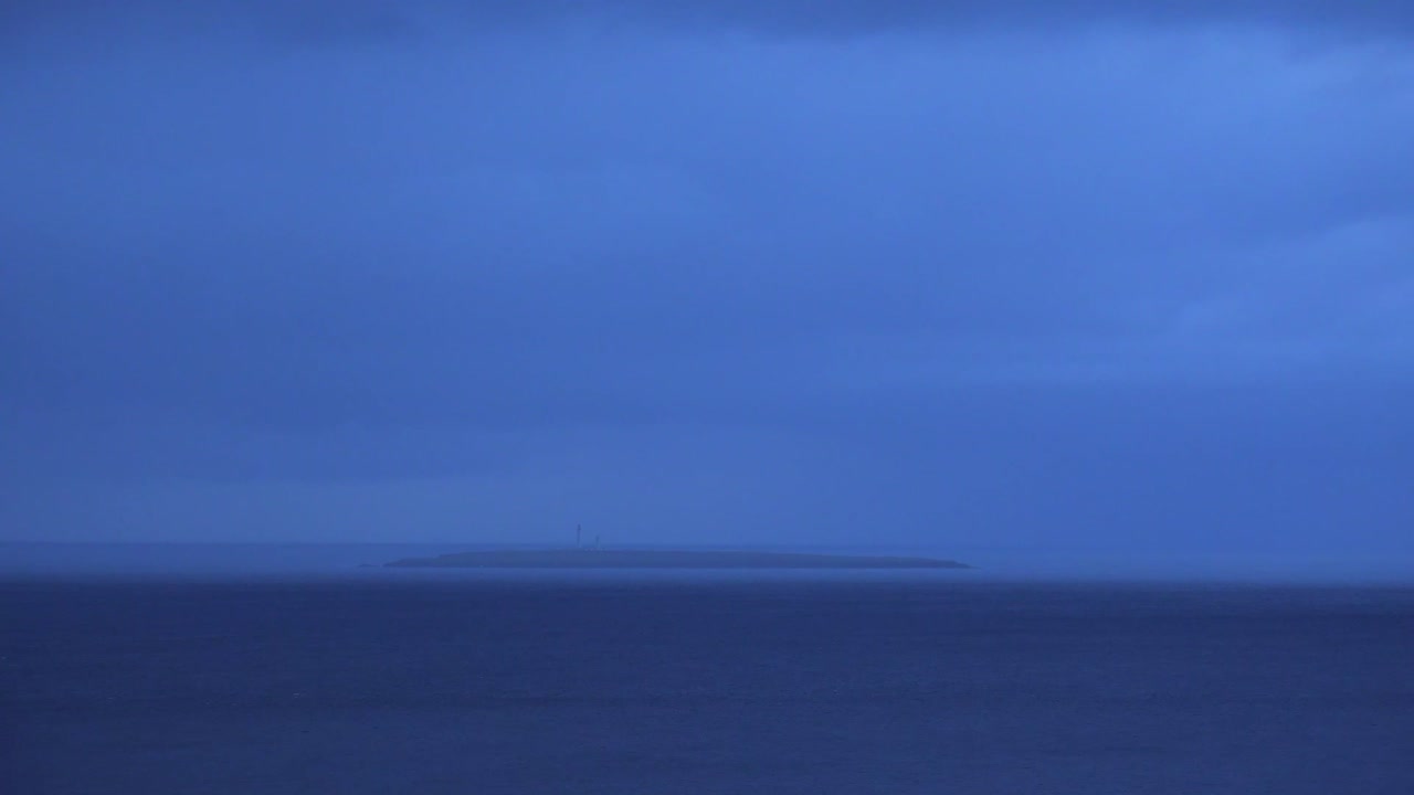 등대는 아주 멀고 먼 섬에서 빛을 비춘다