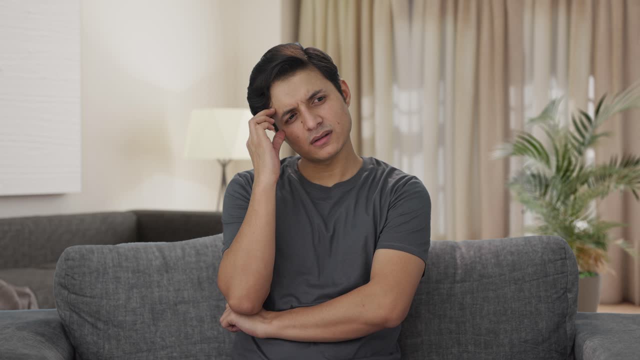 인디언 남자가 무언가를 생각하고 있습니다.