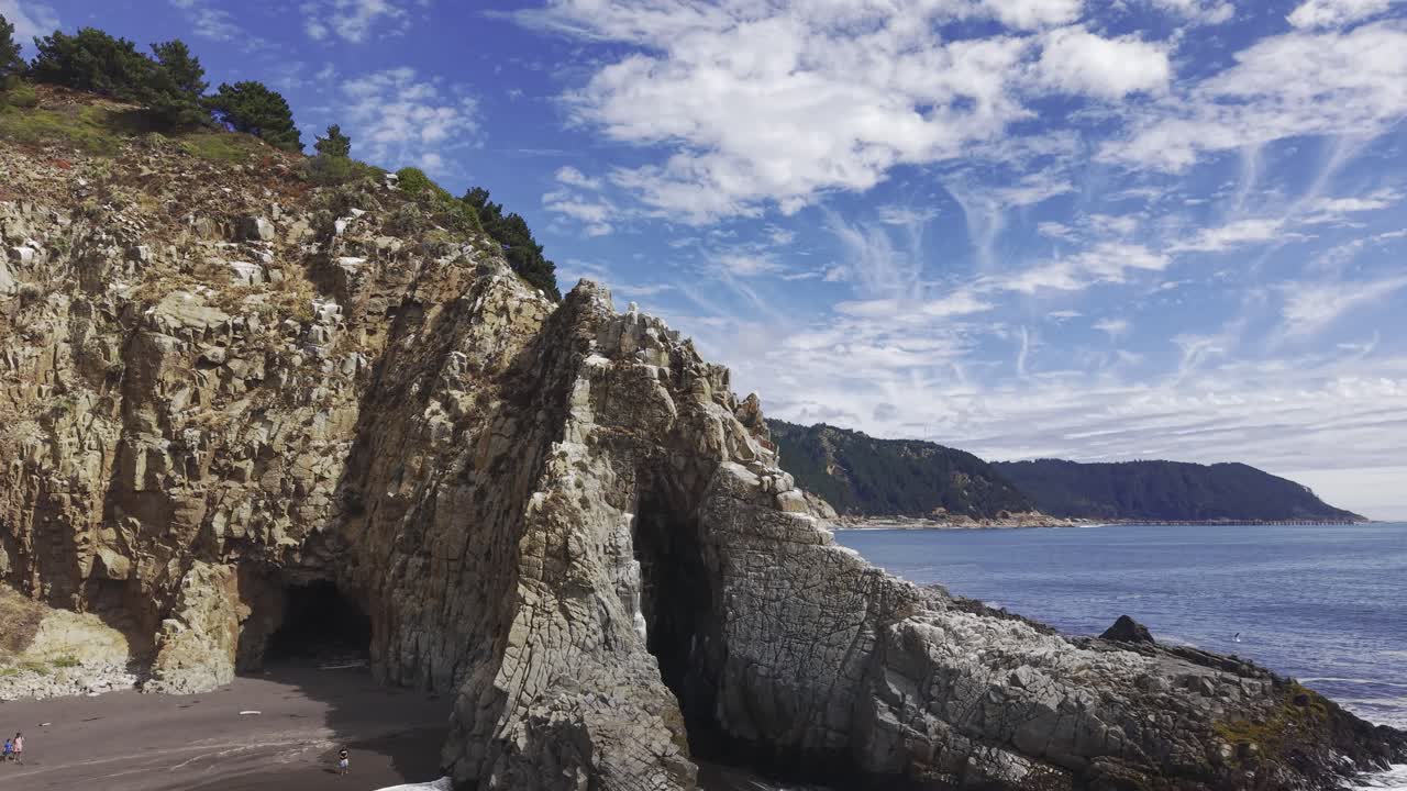 Primo piano aereo della formazione rocciosa Piedra del Elefante a Constitución. Caratterizzata da grotte marine naturali e archi sulla costa pacifica del Cile 4K.