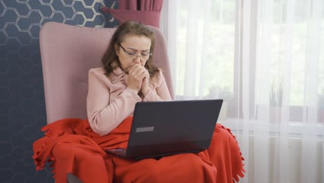 la mujer tiene frío y trata de usar una computadora portátil.