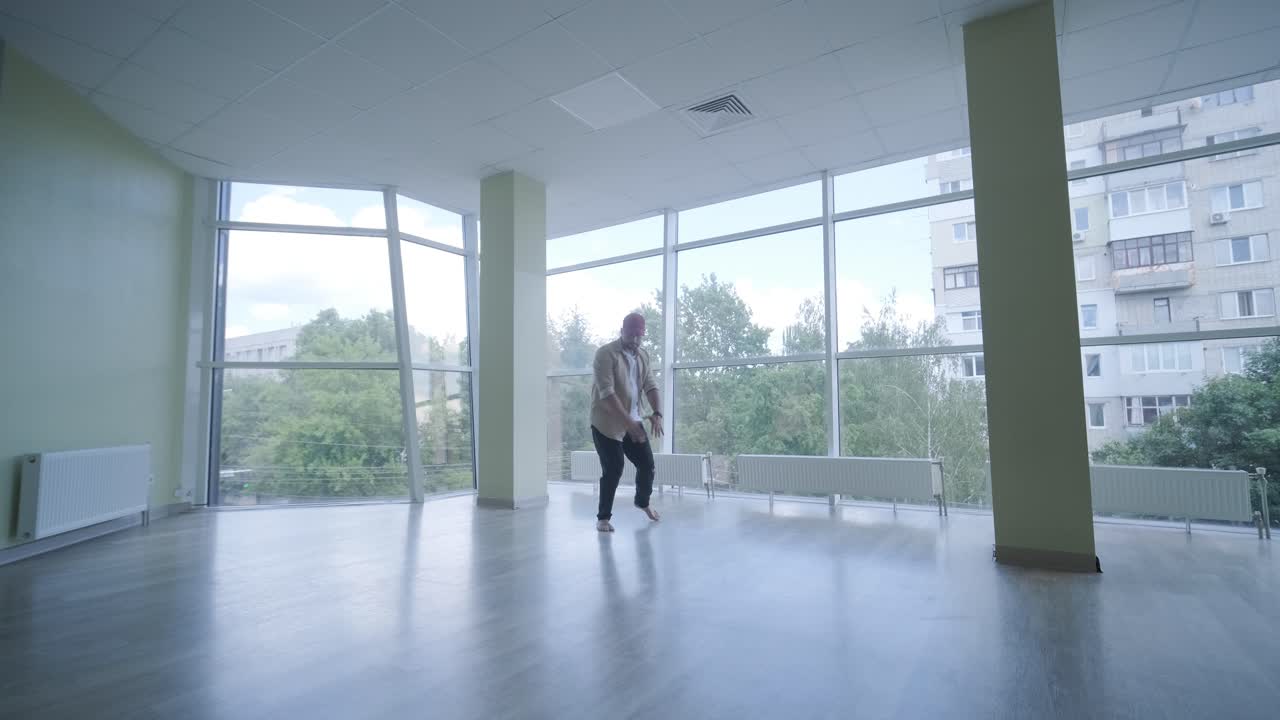 hombre bailando breakdance en un estudio moderno