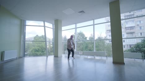 hombre bailando breakdance en un estudio moderno