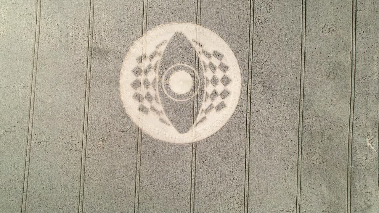 골든 농업 햄프셔 농경지에 서쪽 meon 작물 원 패턴을 내려가는 공중 사진