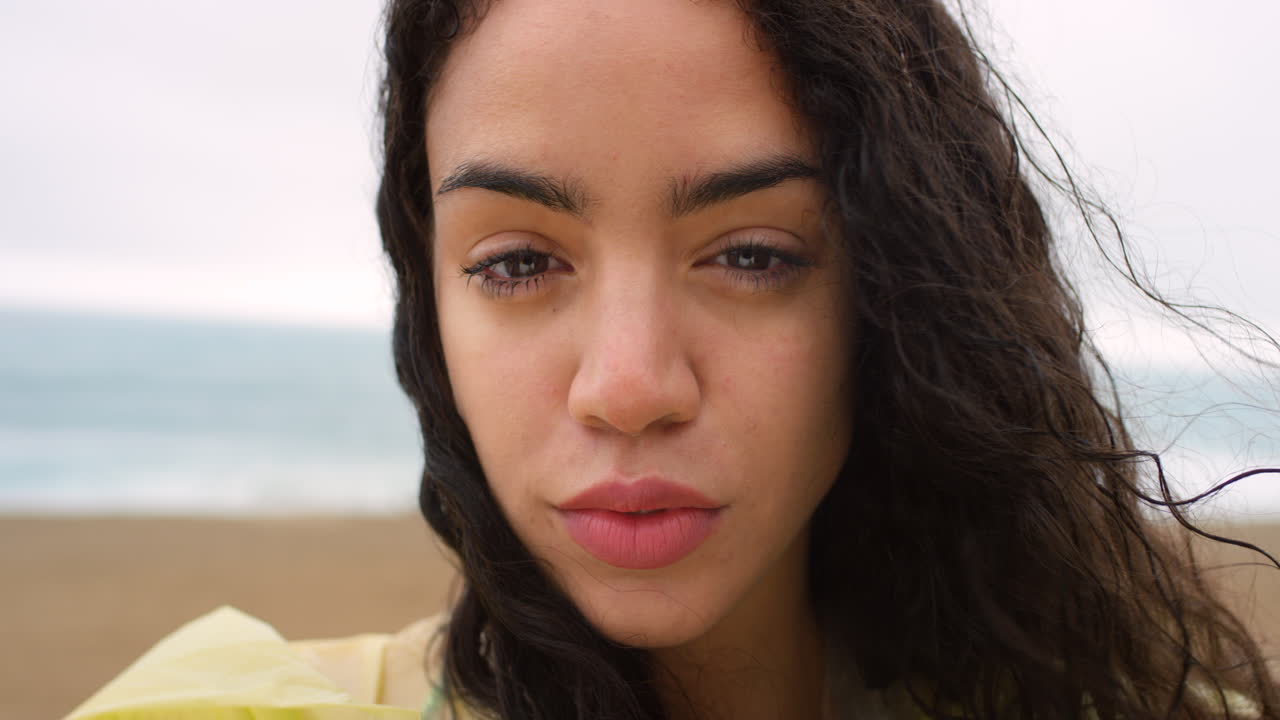 retrato en primer plano de una mujer en la playa