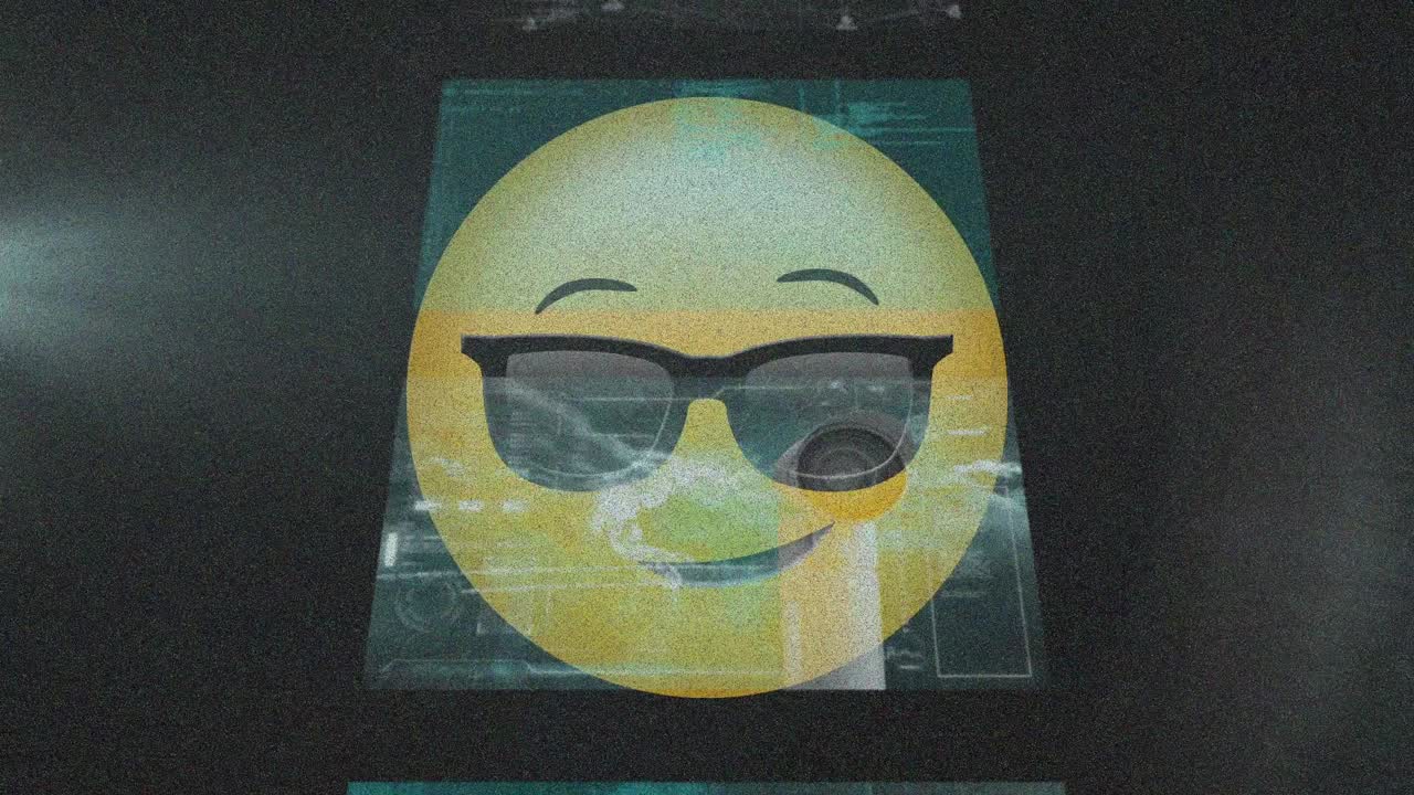 múltiples pantallas con procesamiento de datos contra la cara con gafas de sol emoji en fondo negro