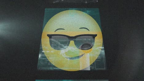 Mehrere-Bildschirme-Mit-Datenverarbeitung-Vor-Gesicht-Mit-Sonnenbrille-Emoji-Auf-Schwarzem-Hintergrund