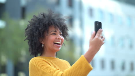 Studentin-Führt-Einen-Videoanruf-Durch