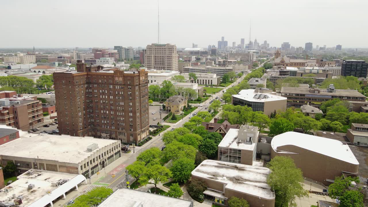 campus de la universidad estatal de wayne, con el horizonte de la ciudad de detroit al fondo