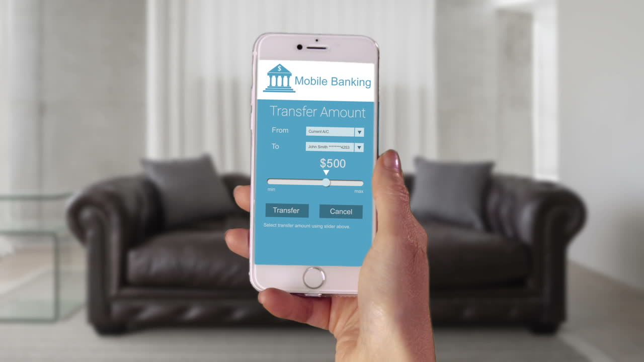 mujer usando banca móvil en su teléfono