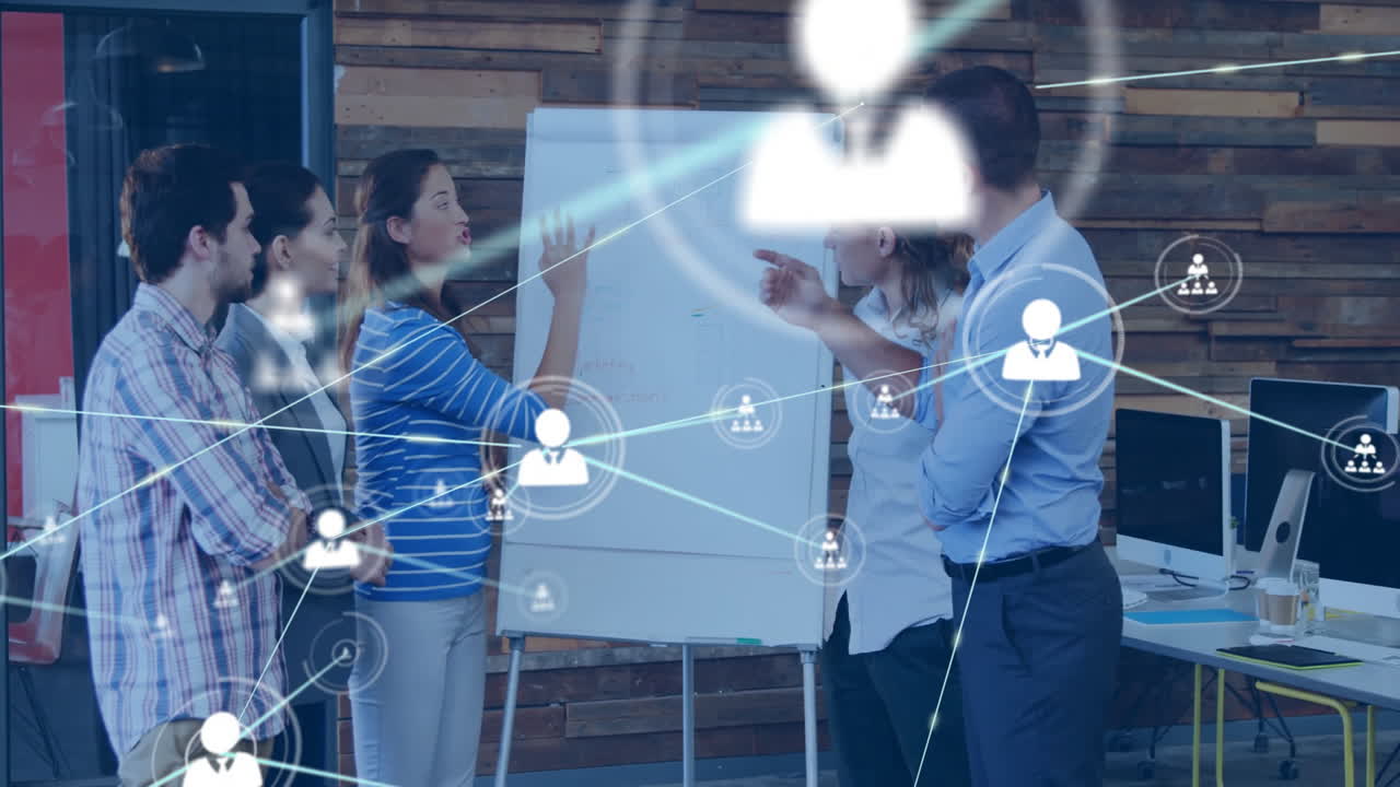 animación de la red de conexiones con las personas iconos sobre diversas personas de negocios en la oficina
