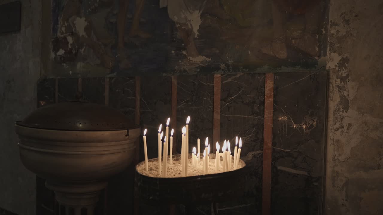 velas brillando y oscilando en la iglesia