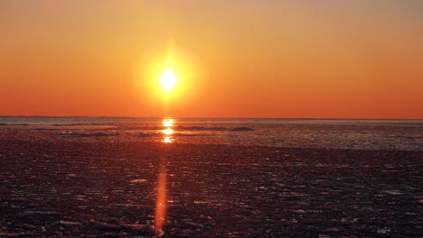amanecer de invierno de agua congelada y helada