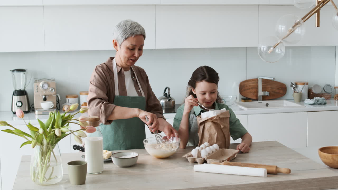 la abuela y la niña horneando