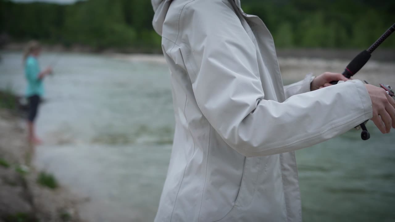 pescando en el río nueces en el país de las colinas de texas mientras acampaba en el parque chalk bluff en las afueras de uvalde, texas