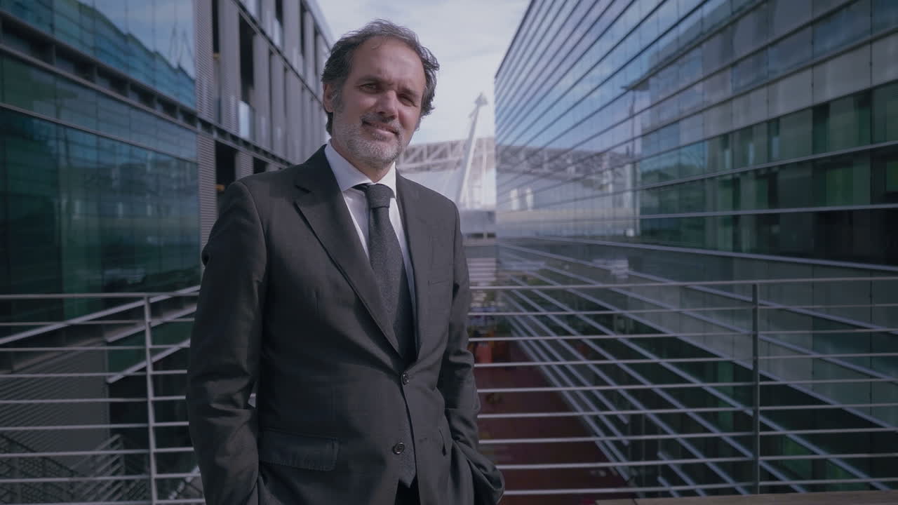 hombre de negocios exitoso posando con las manos en los bolsillos