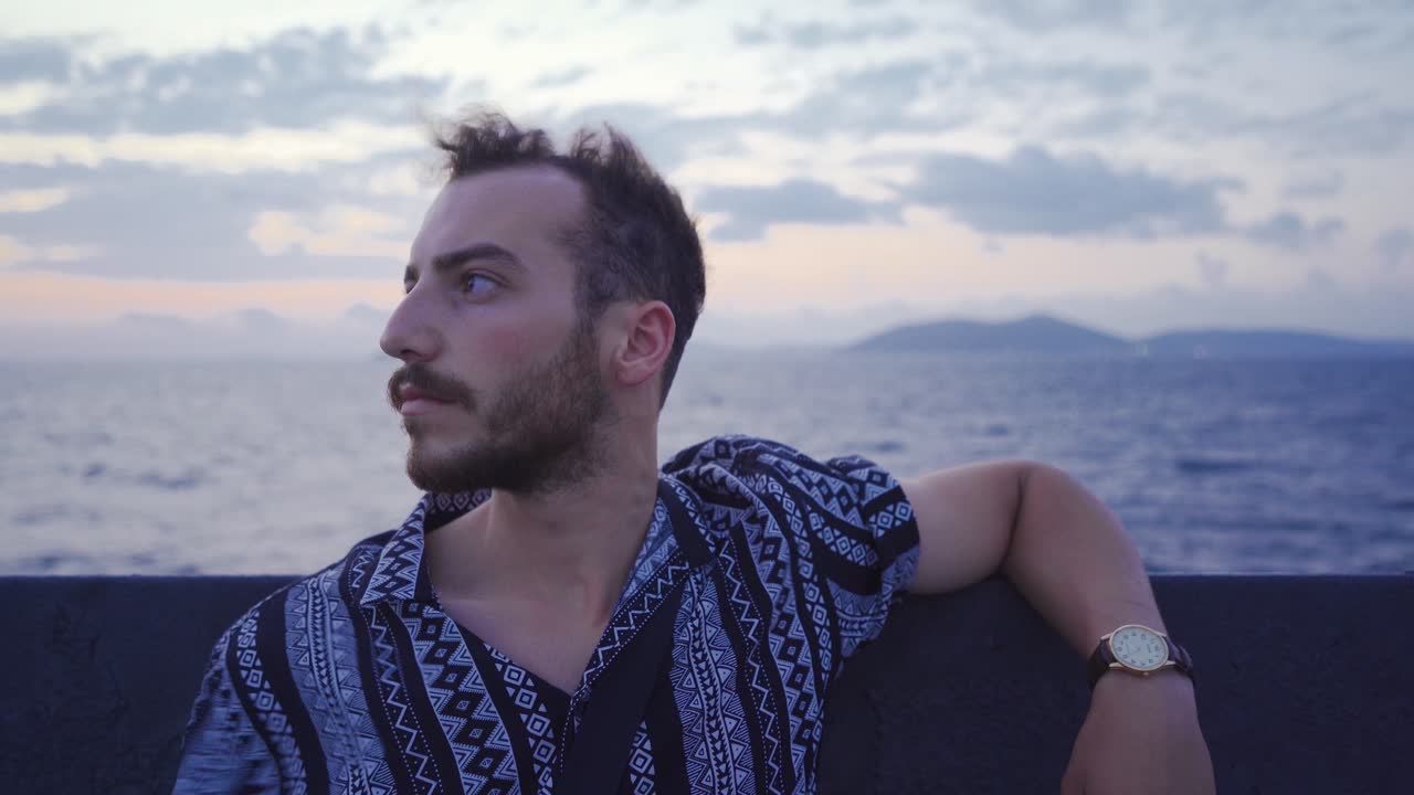 el adolescente aventurero está en el camino.