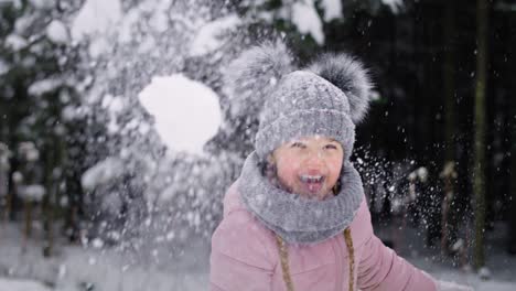 Handheld-Video-Eines-Kleinen-Mädchens,-Das-Einen-Schneeball-Wirft