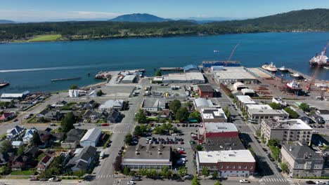 vista aérea de los edificios del centro de anacortes que bordean la orilla del océano