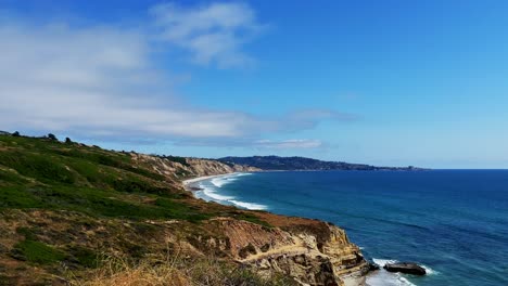 Torrey-Pines-California-panning-right-view-of-the-cliffs,-beach,-Pacific-Ocean,-and-great-hiking-trails