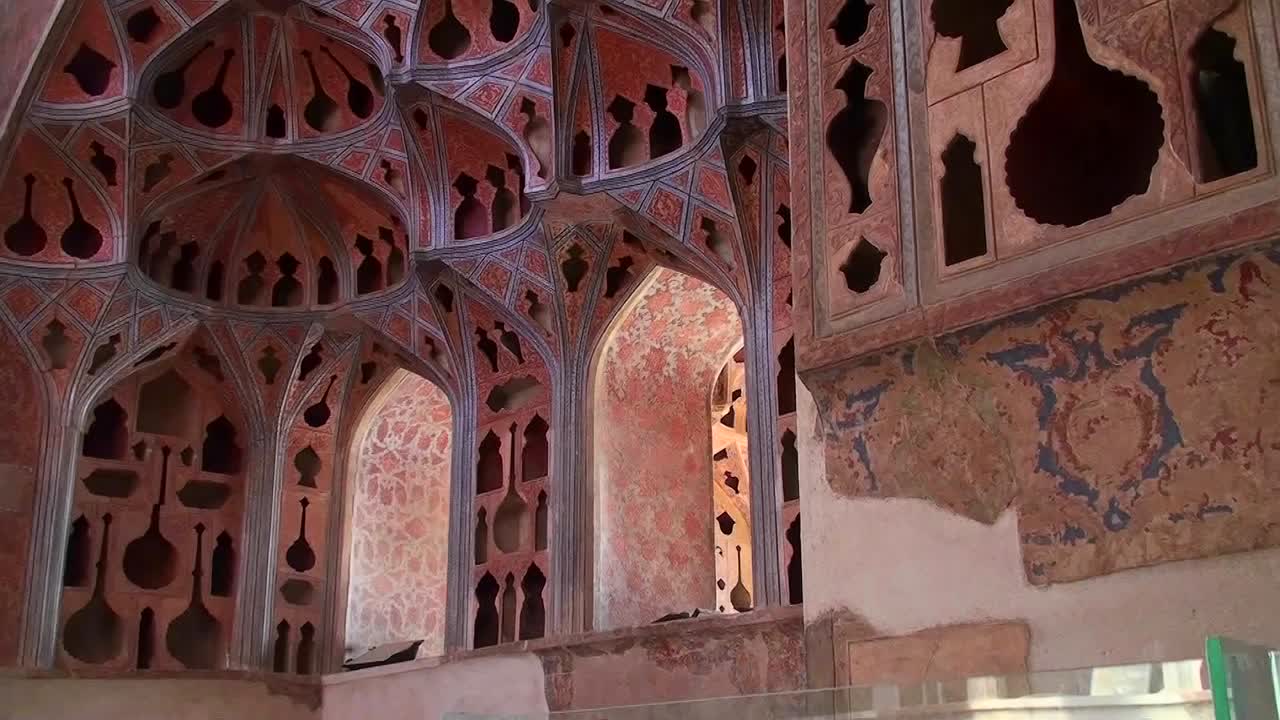 이란 이스파한의 나크셰 자한 광장에 있는 알리 카푸 궁전 내부