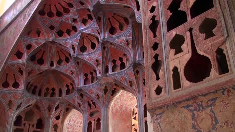 dentro del palacio ali qapu en la plaza naqshe jahan en isfahan, irán