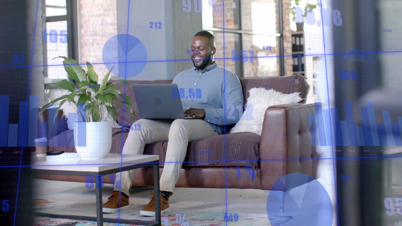 elaborazione dei dati sull'interfaccia su uomo d'affari afroamericano casuale che ha una videochiamata