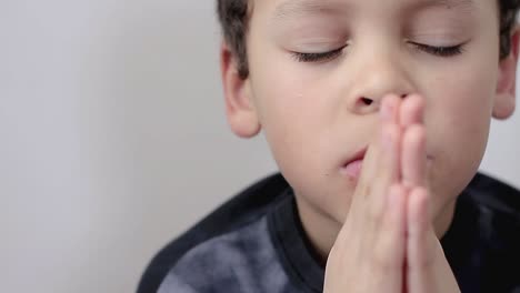 Kleiner-Junge,-Der-Mit-Den-Händen-Zusammen-Zu-Gott-Betet-Stockvideo-Stock-Footage