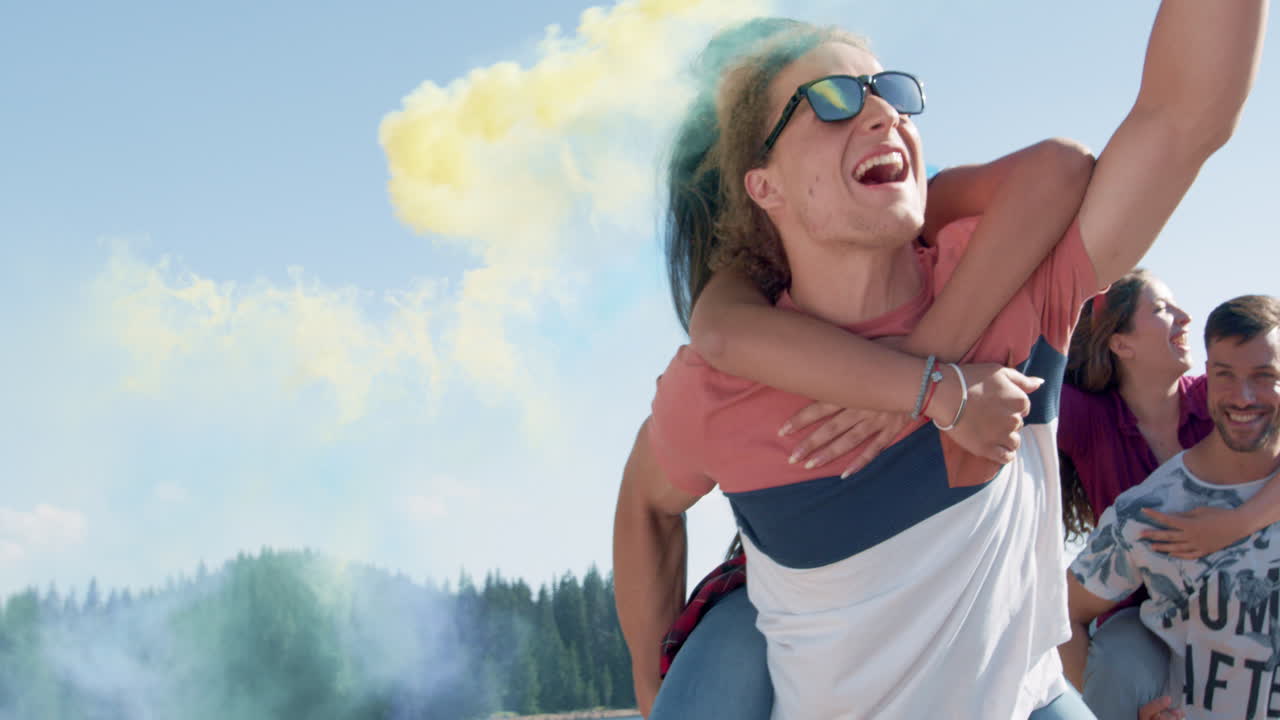 amigos montados a espaldas con coloridos