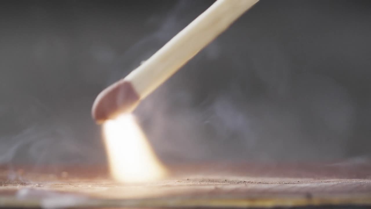 노란색 불꽃과 검은색 배경의 복사 공간으로 경기의 클로즈업 비디오