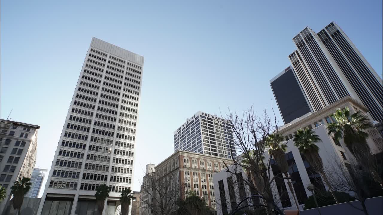 las calles del centro de los ángeles. la luz del sol se mueve en edificios altos. la oficinas, hoteles, apartamentos. ciudad de negocios estadounidense, destino de turismo urbano moderno en estados unidos.