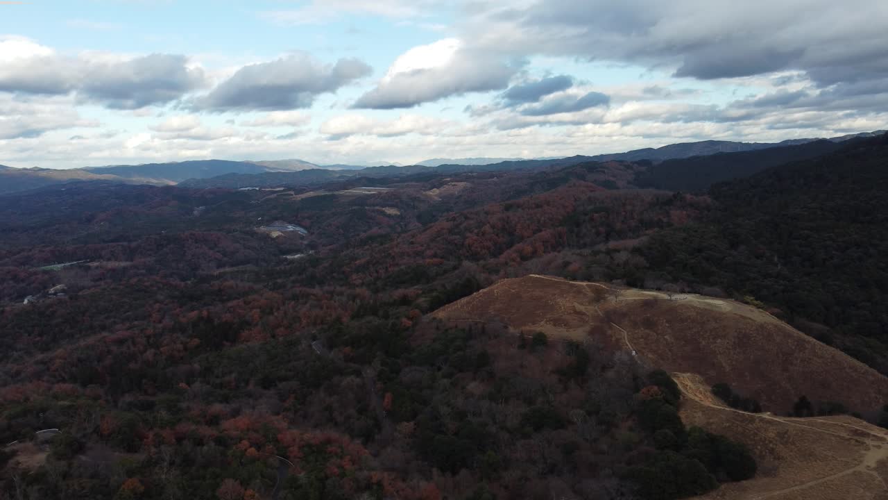 vista aérea del horizonte en el monte wakakusa, nara