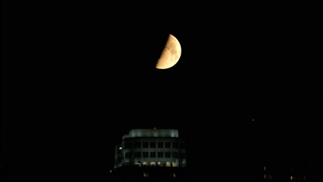 Espectacular-Media-Luna-Brillando-Sobre-La-Ciudad