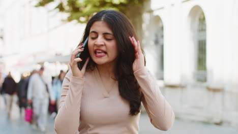 Wütende,-Wütende,-Gestresste-Junge-Inderin,-Die-Beim-Sprechen-Auf-Dem-Smartphone-Streitet,-Gereizt-Schreit-Und-Streitet