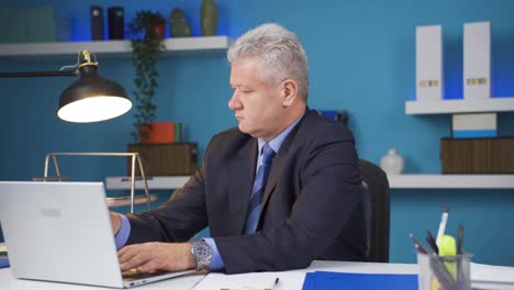 hombre de negocios que recibe buenas y buenas noticias.