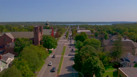 Excelente-Toma-En-La-Calle-Principal-Con-Una-Iglesia-Y-Un-Hermoso-Juzgado-En-Canandaigua,-Nueva-York,-Cerca-Del-Lago-Canandaigua