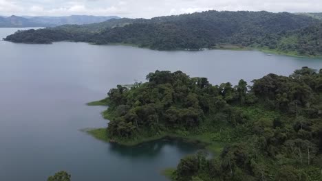 Vista-Aerea-Del-Lago-Arenal-En-Costa-Rica