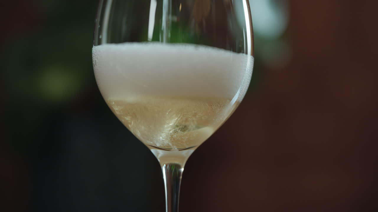 Versamento di Champagne per degustazione in un ristorante francese.