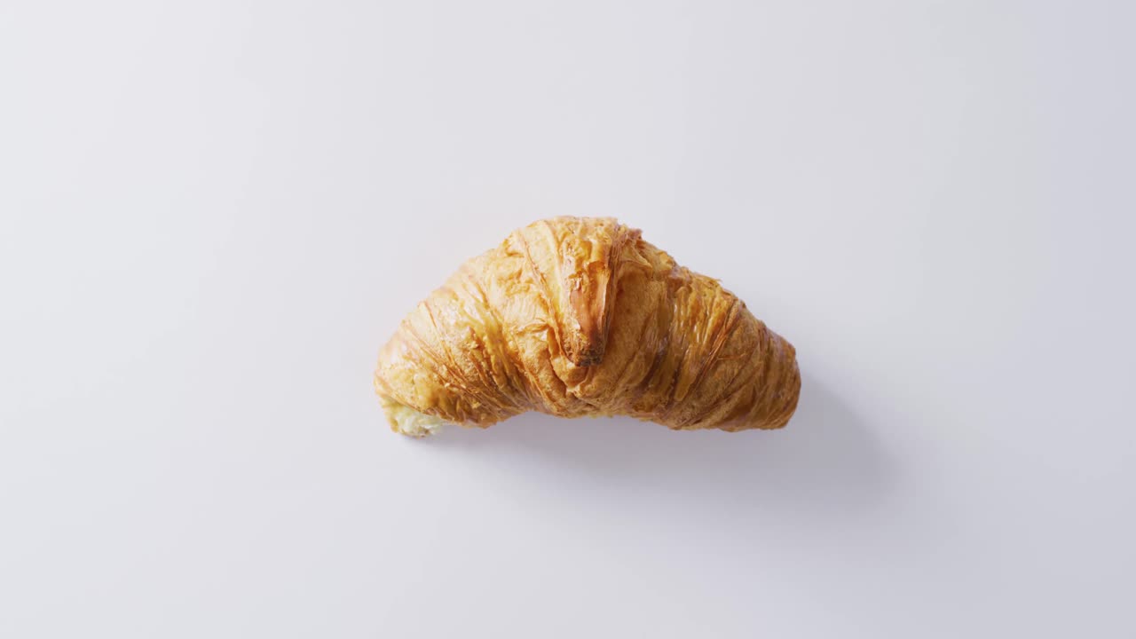 Video ravvicinato di un croissant con spazio per il testo su sfondo bianco